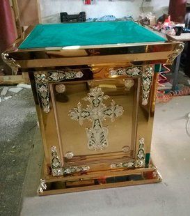 Церковный жертвенник из металла с литьем за стеклом 2145-m фото